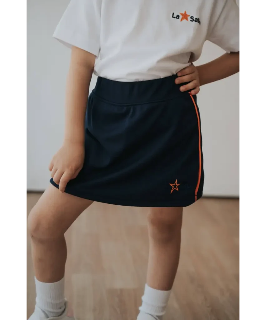 Pollera short azul marino con vivos naranja