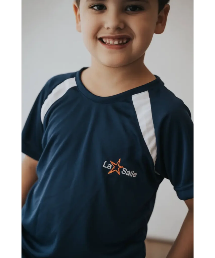 Remera azul marino de Dry Fit bordada y estampada