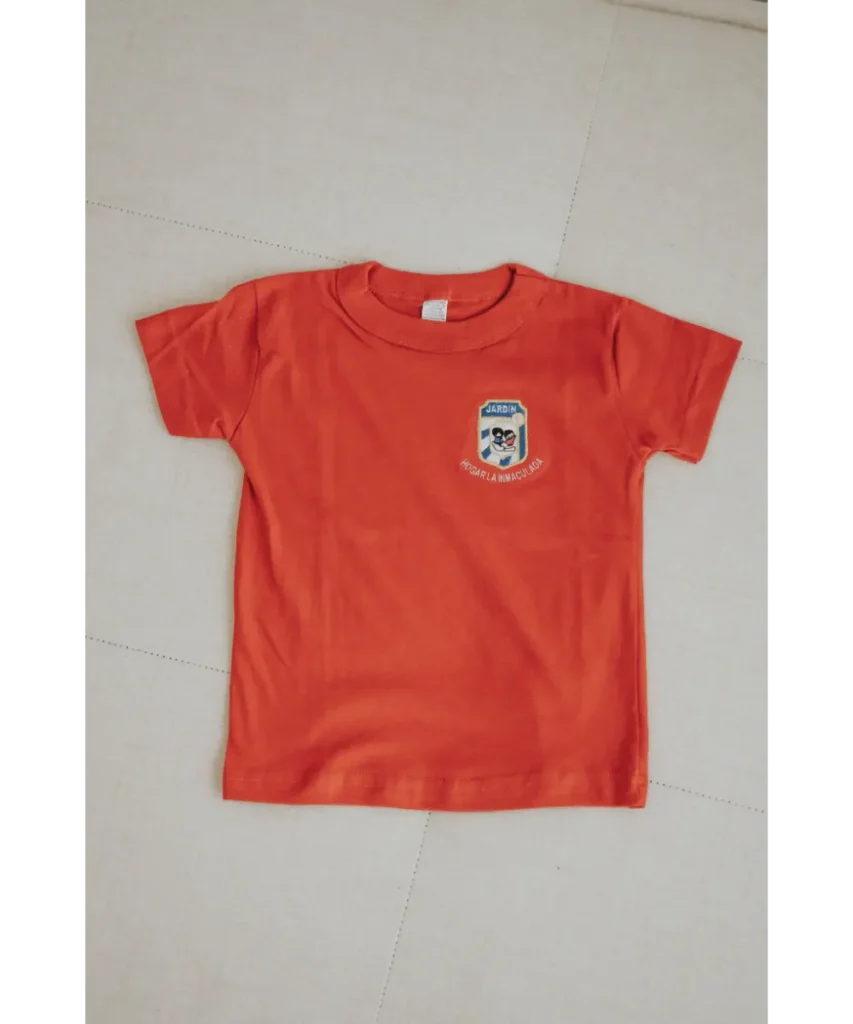 Remera roja con logo bordado