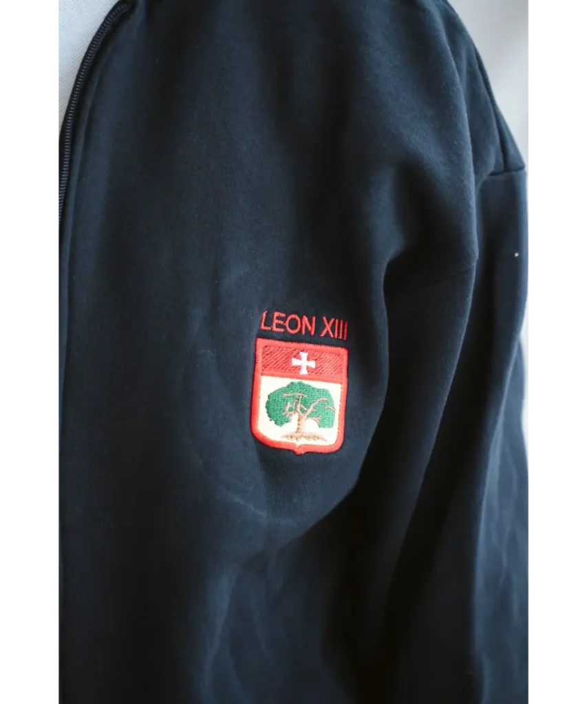 CAMPERA CANGURO AZUL MARINO BORDADA