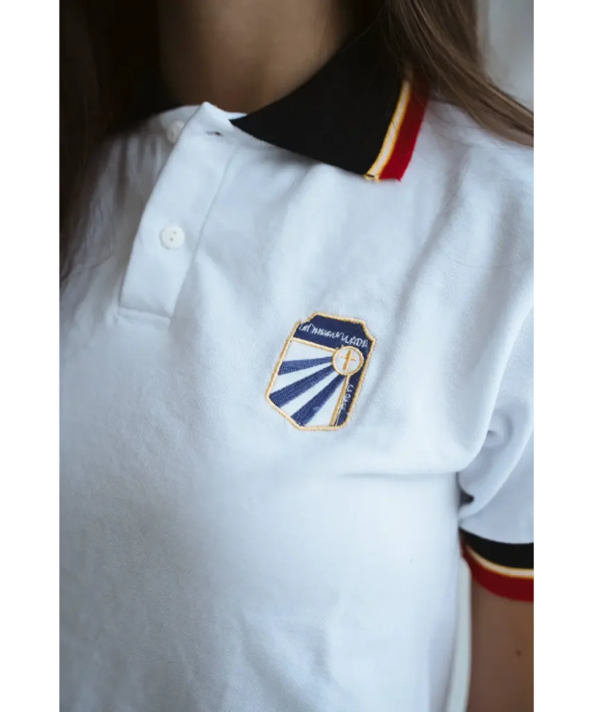 CHOMBA DE PIQUE BLANCA BORDADA