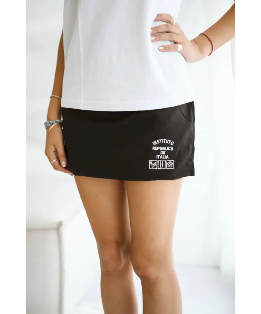 Pollera short negra de gabardina