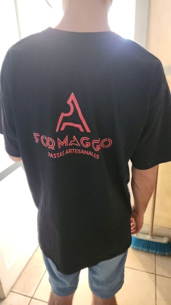 Remera negra con logo estampado en la espalda