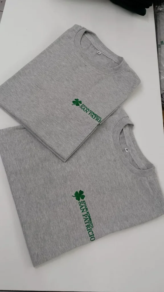 Dos buzos grises con logo bordado en verde