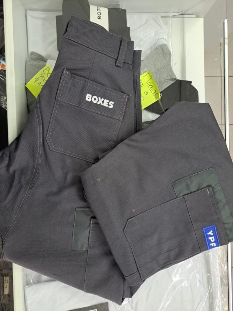 Pantalones de trabajo grises con bordado azul