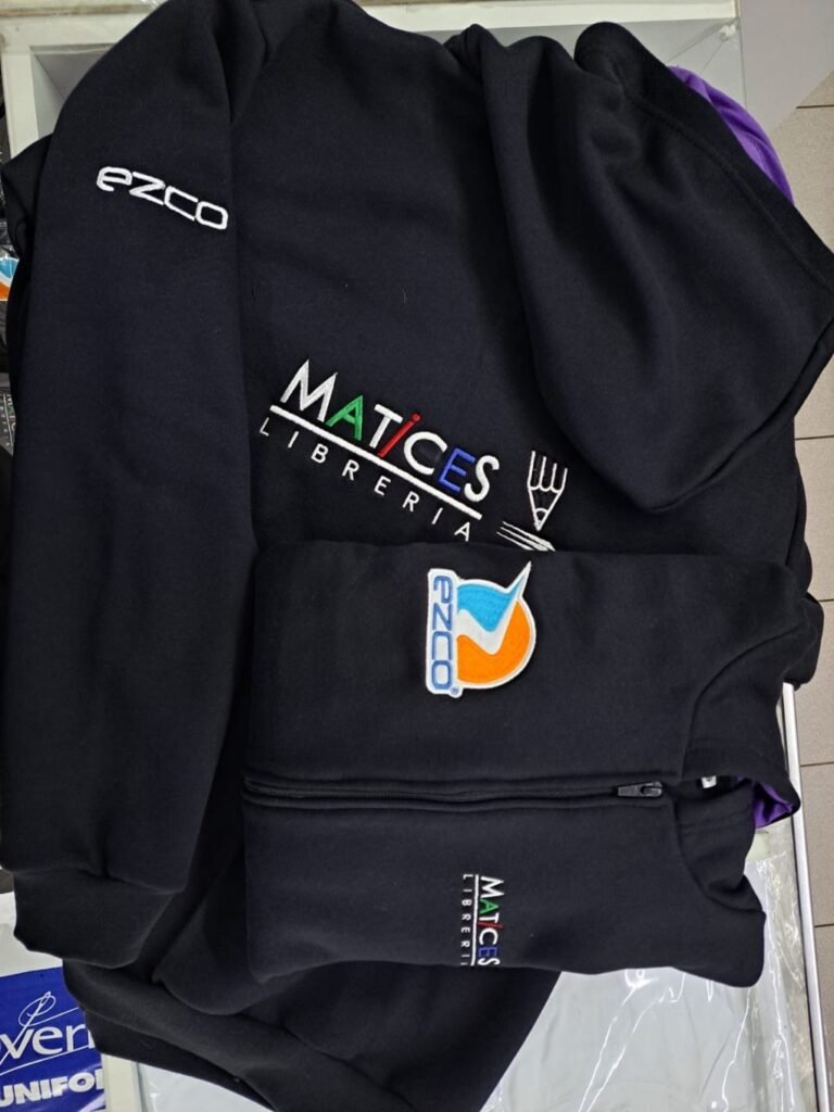 Campera negra con logos bordados en el pecho y la manga