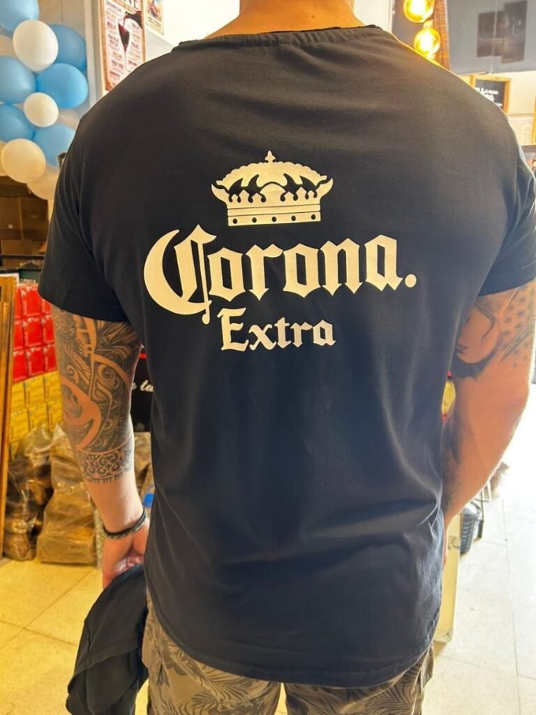 Remera azul oscuro con estampado dorado en la espalda