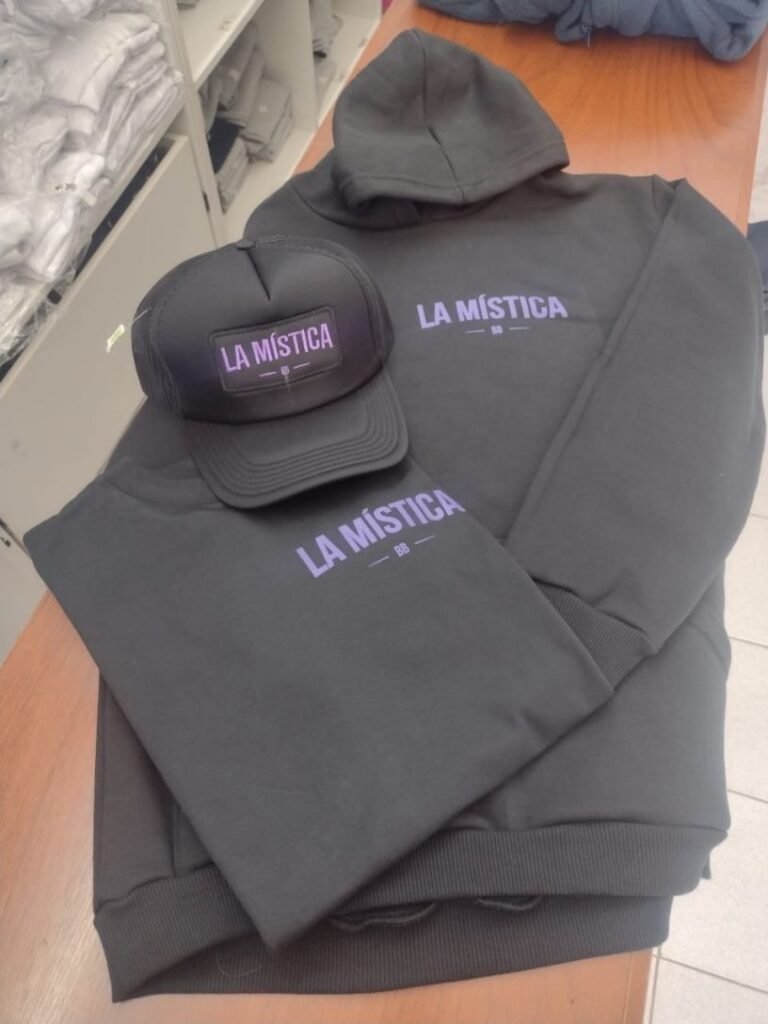 Buzo y gorra grises con logo bordado