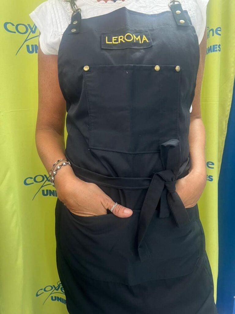 Delantal azul oscuro con el logo de Leroma, puesto en una persona