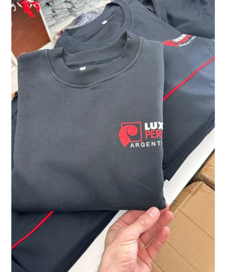 Buzo gris oscuro con logo bordado en rojo