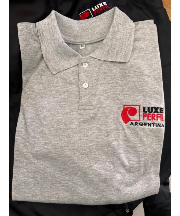 Chomba gris con logo bordado en el pecho