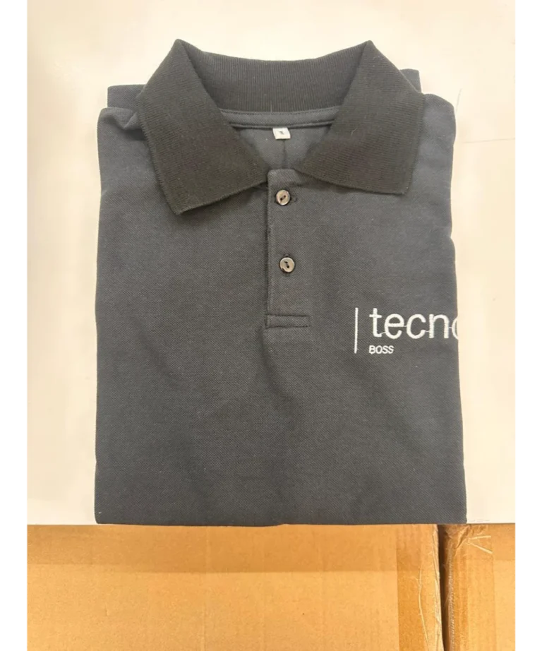 Chomba gris oscuro con logo bordado