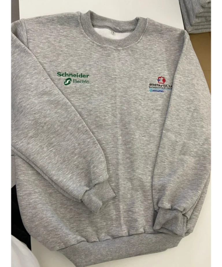 Buzo gris con logos bordados en el pecho
