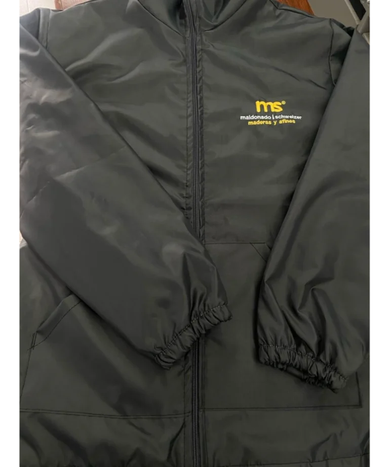 Campera verde oscuro con logo bordado en el pecho