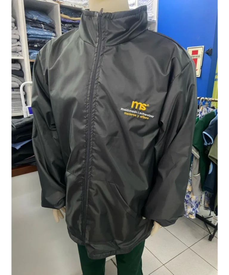 Campera de abrigo verde oscuro con logo bordado en el pecho