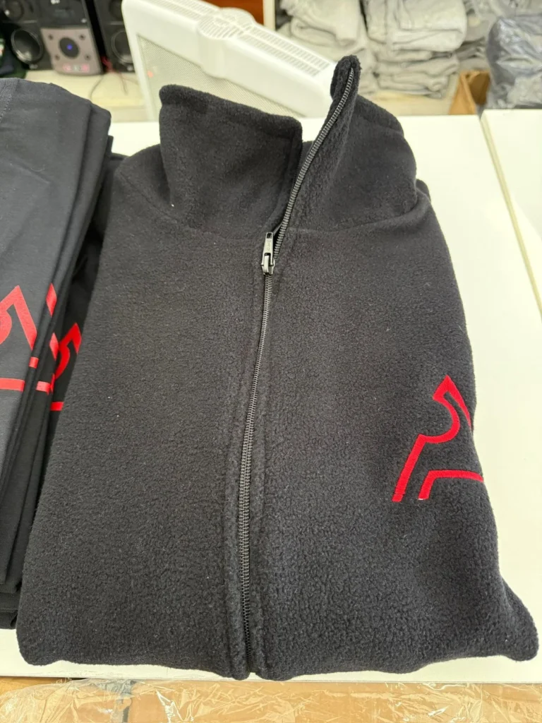 Campera polar azul oscuro con logo rojo bordado