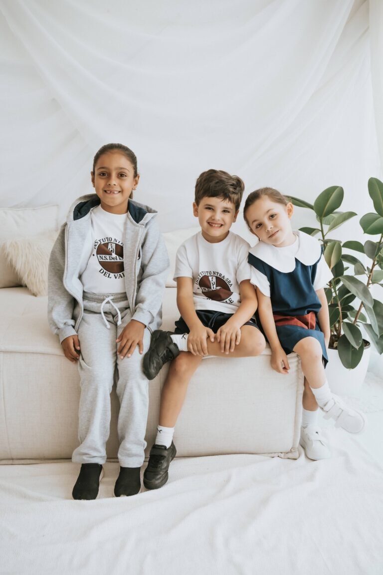 Alumnos de primaria con buzo y jogging escolar